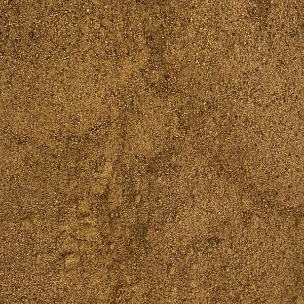 Muskat goldbraun aus ganzen Nüssen gemahlen
